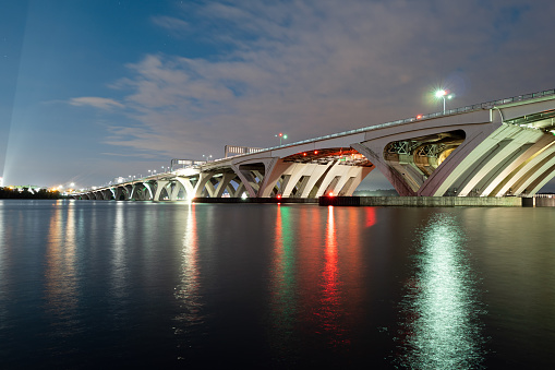 Puente Wilson por la noche photo