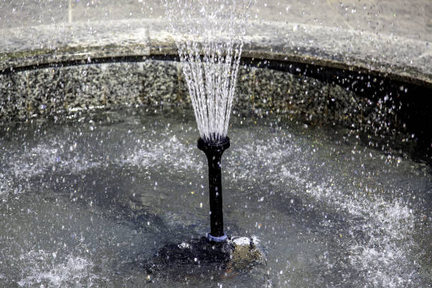 fontana dell'acqua a pressione - fountain water physical pressure splashing foto e immagini stock