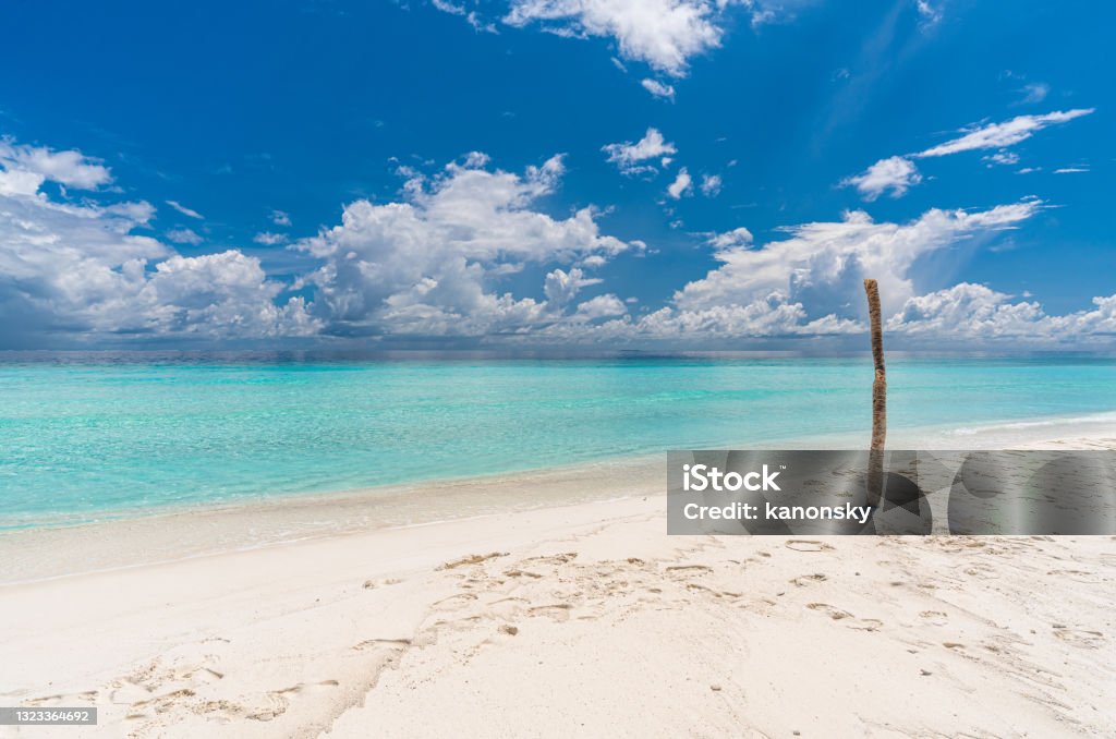 Foto de Praia De Areia Branca Paradisíaca E Água Turquesa Em Bom Dia De  Verão Ilha Gulhi Maldivas e mais fotos de stock de Areia - iStock
