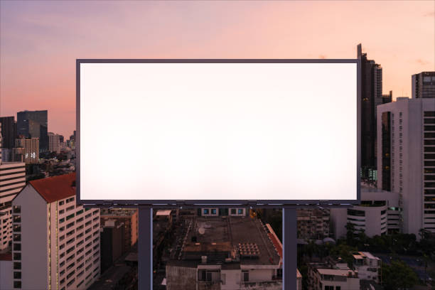 leere weiße straßenplakatwand mit bangkok stadtbild hintergrund in der nacht. straßen-werbeplakat, mock-up. frontansicht. das konzept der marketingkommunikation zur förderung der idee. - metal billboard adboard marketing stock-fotos und bilder