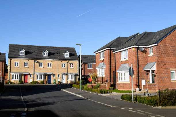 houses on a new housing development in south wales - new south wales imagens e fotografias de stock