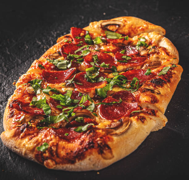 flatbread pepperoni pizza z serem mozzarella, salami, sosem pomidorowym, pieprzem, przyprawami. włoska pizza na ciemnoszarym czarnym tle łupków - flat bread zdjęcia i obrazy z banku zdjęć