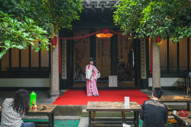 深元庭園風勝地の茶室での伝統的なオペラ公演 - performer theatrical performance stage china ストックフォトと画像