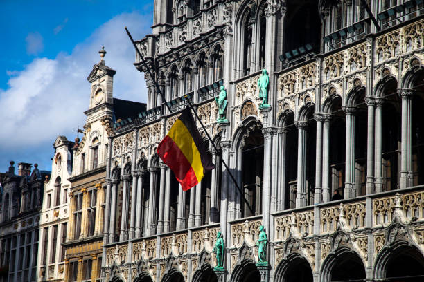 de vlag van belgië op grote markt brussel - belgische vlag stockfoto's en -beelden