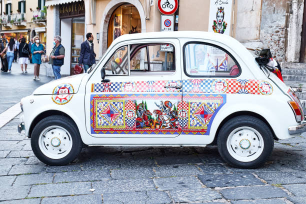 fiat 500 vintage decorado con ornamento y decoración tradicional multicolor siciliana, aparcado en la calle de taormina - sicily fiat old car fotografías e imágenes de stock