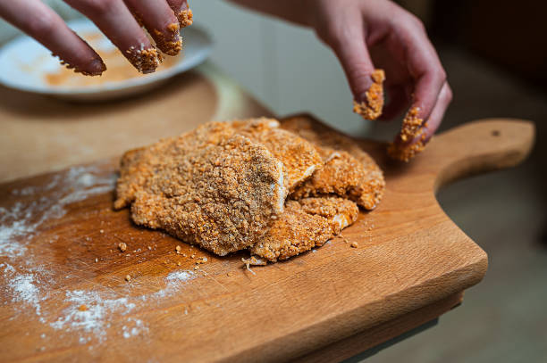 обжаренное куриное бедро на разделоной доске. - deep fried people fried chicken стоковые фото и изображения