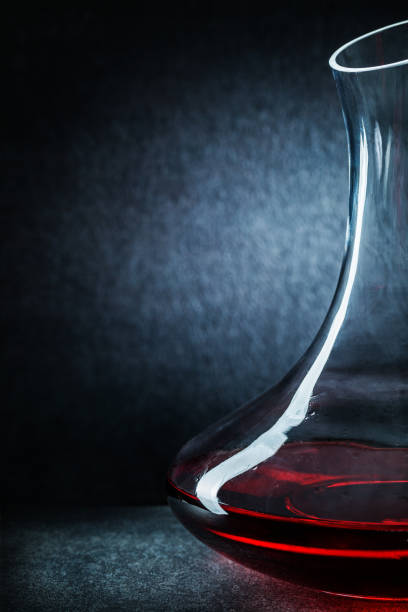 vue très rapprochée verrerie de cuisine décanteur avec du vin rouge sur fond sombre - carafe decanter glass wine photos et images de collection