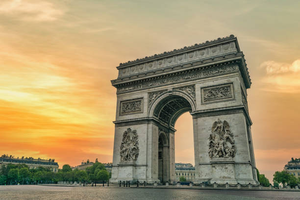 parigi francia città skyline alba ad arco di trionfo e champs elysees vuoto nessuno - arc arc de triomphe paris france street foto e immagini stock