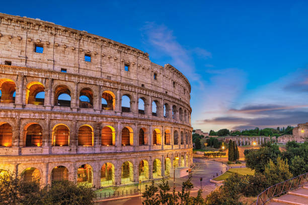 rome italy night city skyline at rome colosseum empty nobody - rome italië stockfoto's en -beelden