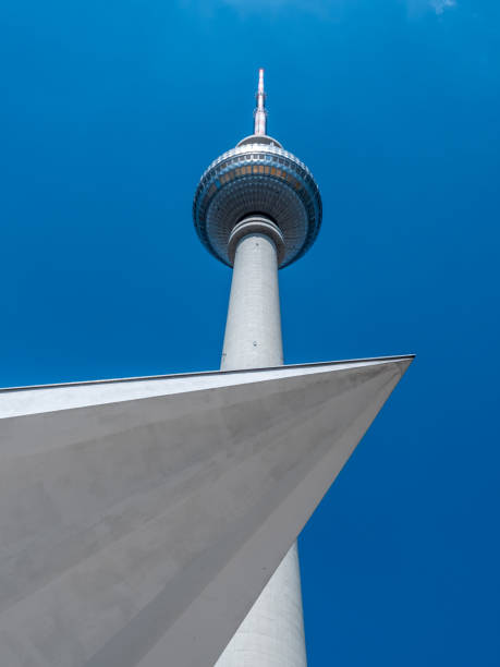 torre de televisão de berlim de baixo ângulo durante o verão, alemanha - berlin germany television tower communications tower alexanderplatz - fotografias e filmes do acervo