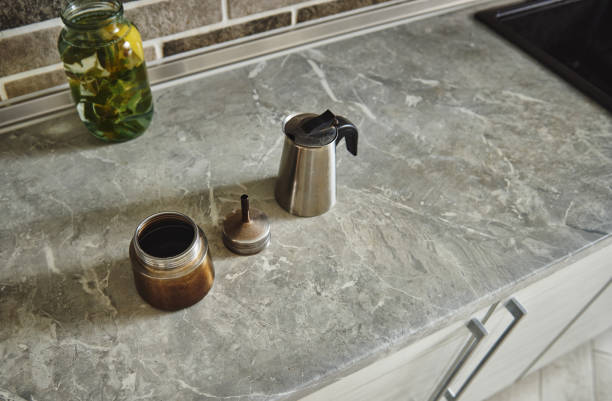 vista superior de una cafetera de géiser de acero desmontado junto a una botella de vidrio de agua de limón y menta en la encimera de la cocina. - lemon isolated clean water fotografías e imágenes de stock