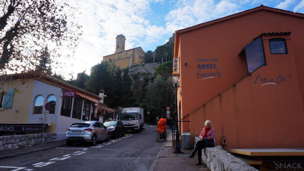 turysta cieszy się pięknem nicei, francja - city of nice restaurant france french riviera zdjęcia i obrazy z banku zdjęć