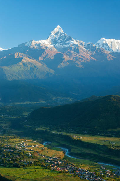 аннапурна на восходе солнца с речной долиной на переднем плане - непал стоковые фото и изображения