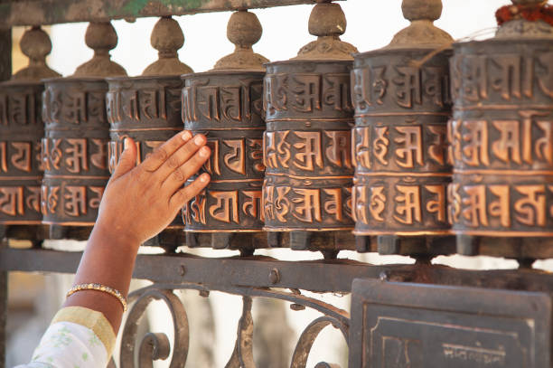 roues de prière tournant à la main au swayambhunath stupa à katmandou - prayer wheel photos et images de collection