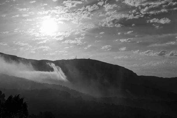 widoki na góry na przełęczy tudons o zachodzie słońca w czerni i bieli, alicante, hiszpania. - in a row flash zdjęcia i obrazy z banku zdjęć