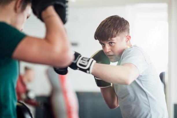 trening bokserski z moim osobistym trenerem - punching young adult boxer boxing zdjęcia i obrazy z banku zdjęć