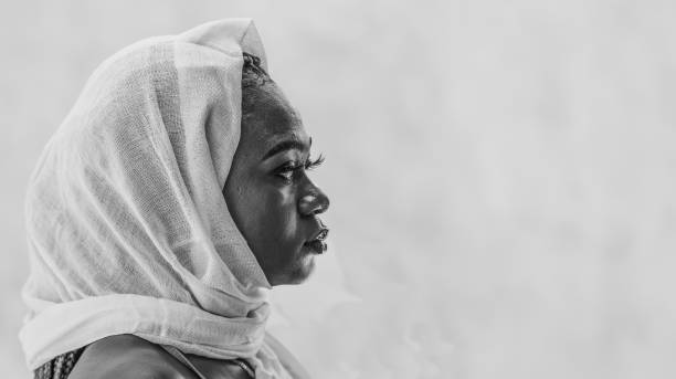 afrikanische frau trägt einen weißen schal - veil women black beauty stock-fotos und bilder