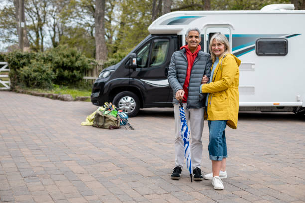 couple senior actif - active seniors enjoyment driveway vitality photos et images de collection