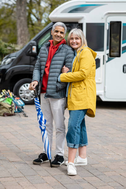 heureux couple en voyage - active seniors enjoyment driveway vitality photos et images de collection