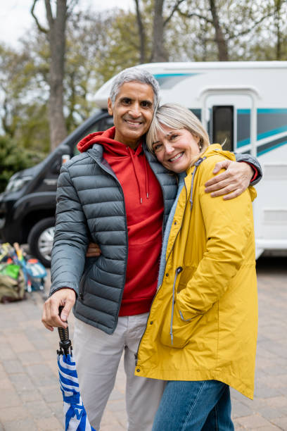 heureux couple amoureux - active seniors enjoyment driveway vitality photos et images de collection