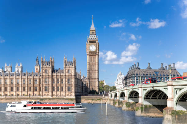 big ben y casas del parlamento con barco en londres, reino unido - london england urban scene city life bus fotografías e imágenes de stock