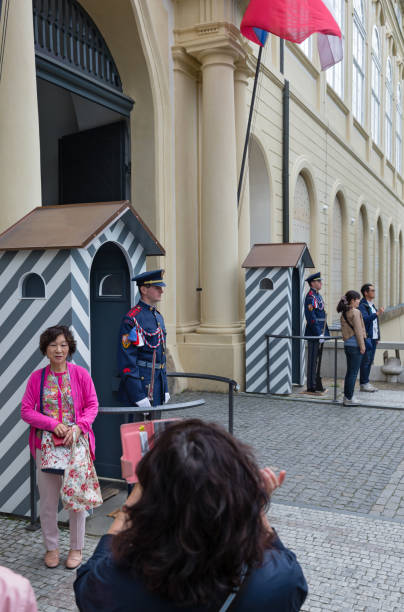 turyści robiący zdjęcia strażnikom zamku praskiego - hradcany castle prague czech republic spring zdjęcia i obrazy z banku zdjęć