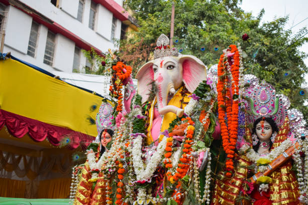 ganesh visarjan é o fim do festival ganesh chaturthi de dez dias. - ganesh festival - fotografias e filmes do acervo