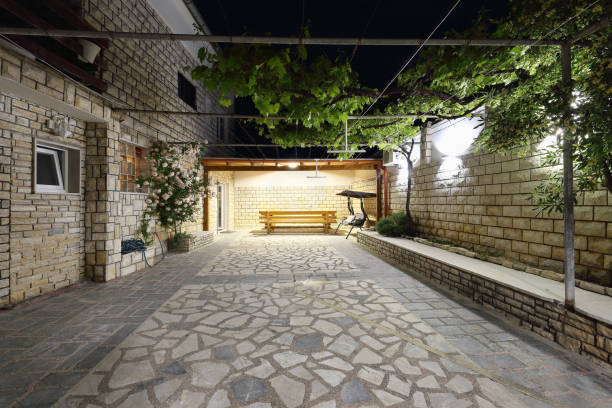 yard in front of the apartment - indoors window courtyard elegance imagens e fotografias de stock