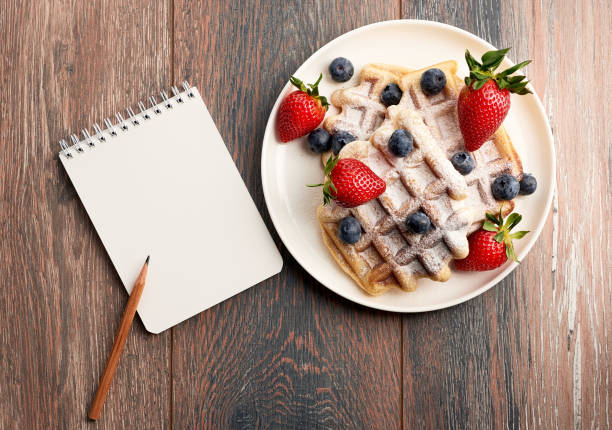 딸기와 블루베리를 곁들인 메모장, 연필, 벨기에 와플. 플랫 레이 - waffle breakfast food sweet food 뉴스 사진 이미지