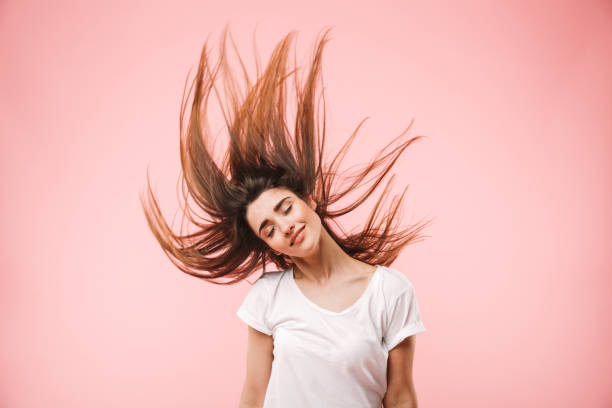 retrato de una joven sonriente de pelo largo - blowing hair audio fotografías e imágenes de stock