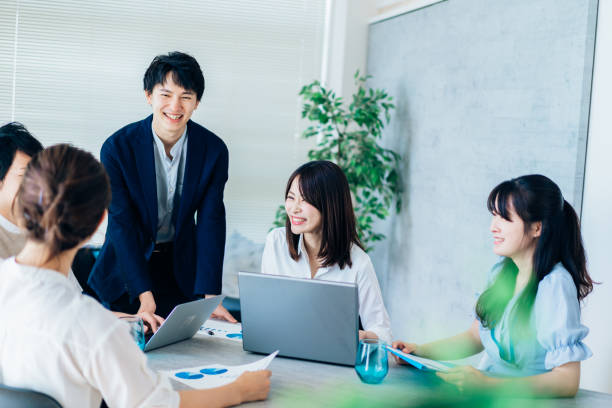 business persons working in an office - korean culture fotos imagens e fotografias de stock