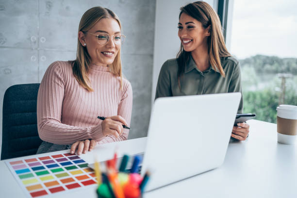 equipo de negocios femenino confiado. - branding fotografías e imágenes de stock