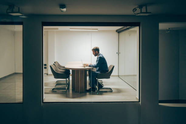 biznesmen pracujący późno w biurze. - coffee board room office meeting zdjęcia i obrazy z banku zdjęć