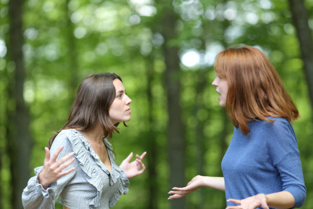 dos mujeres a la que se abon en un bosque - travel teenager talking student fotografías e imágenes de stock