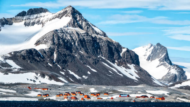 Argentinian Science station on Antartica (Esperanza) Esperanza base is only 1 of two establishments on the entire continent that houses civilians (family members). houses in antarctica stock pictures, royalty-free photos & images