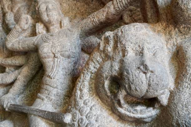 Bas relief sculptures depicting the battle between Hindu Goddess Durga and Buffalo headed demon. escena del campo de batalla de la diosa hindú durga lucha con el demonio con cabeza de búfalo con su ejército de mujeres guerreras está tallada como escultura en bajorrelieve en los templos de la cueva cortada en la roca en mahabalipuram, tamilnadu