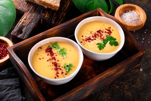 zwei schalen gespaltene erbsenpüreesuppe auf dem tisch - yellow split pea soup stock-fotos und bilder