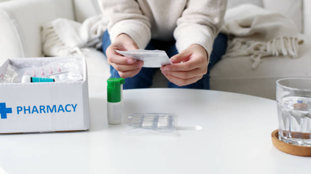 азиатская женщина получает коробку пакета лекарств бесплатный аптечку от аптечной службы доставки больницы на дому в телемедицине онлайн  - box package delivering mail стоковые фото и изображения