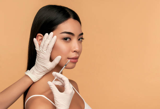 donna di bellezza sullo sfondo - plastic beauty injecting protective glove foto e immagini stock