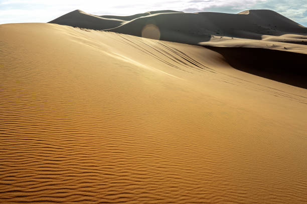 抽象的なエルグチェビ砂漠,夕日,モロッコ,北アフリカ - landscape desert wave pattern erg chebbi dunes ストックフォトと画像