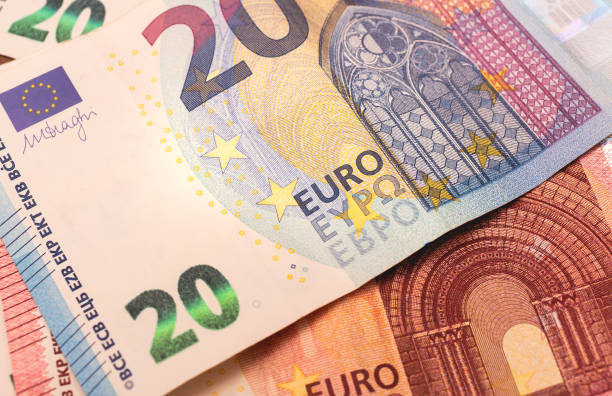 евро банкноты крупным планом. деньги, валюта, евро, европейская экономика. - european union currency euro symbol currency paper currency стоковые фото и изображения