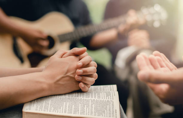 grupo de oração cristão com bíblia tocando violão para adorar a deus - bible church studying group of people - fotografias e filmes do acervo