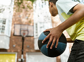 gemischter-rennjunge-spielt-basketball-i