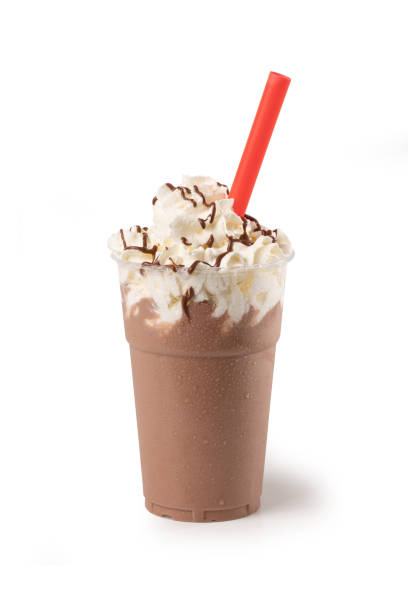 frappe italiano, isolado em fundo branco – gianduia gelato com cobertura de chocolate e palha vermelha - milk shake coffee latté cold - fotografias e filmes do acervo