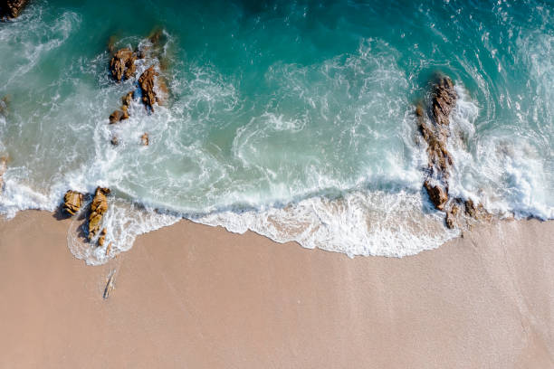 drone aéreo top view multitud de personas felices relajarse en la playa tropical con puesta de sol en phuket, tailandia, hermosa playa de phuket es famoso destino turístico en el mar de andamán. concepto de verano de vacaciones - phuket province beach blue cliff fotografías e imágenes de stock