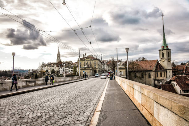 persone che attraversano il ponte nydeggbrücke a berna, svizzera - bridge people berne river foto e immagini stock