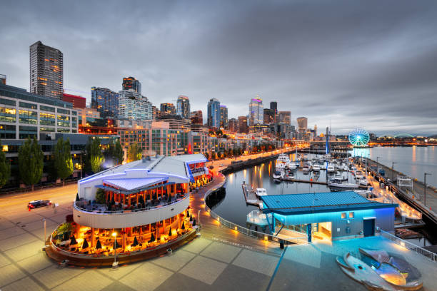 seattle, washington, usa pier and skyline - seattle night skyline architecture and buildings imagens e fotografias de stock