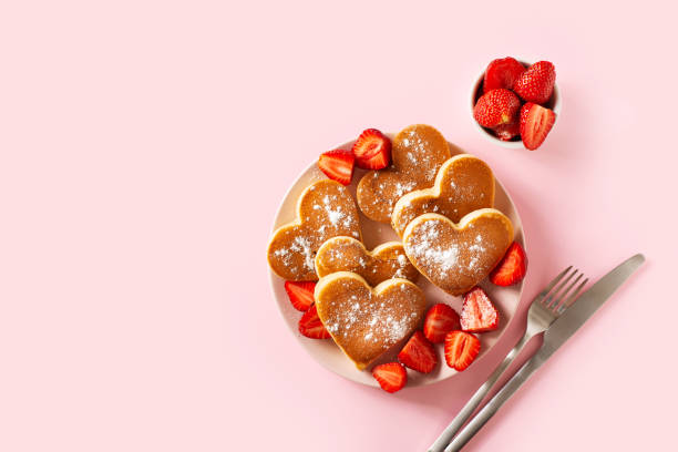 식기와 접시에 딸기와 심장 팬케이크 - dessert food sweet food strawberry 뉴스 사진 이미�지