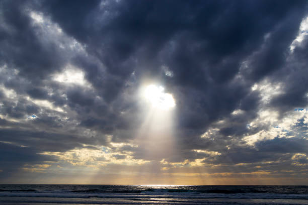 światło słoneczne przełamuje ciemne chmury - storm cloud cloudscape sun cloud zdjęcia i obrazy z banku zdjęć