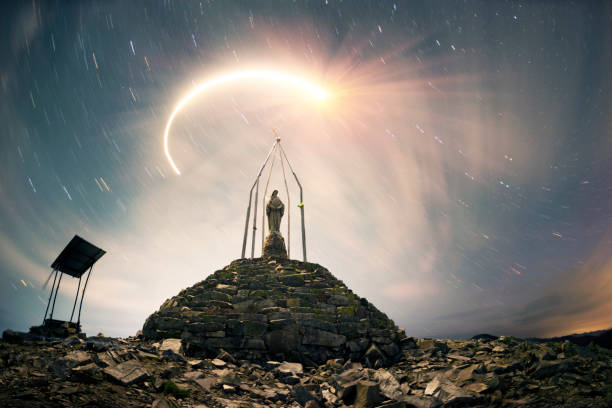 istock Halo over the Monument on the Mount Hamster 1323566909